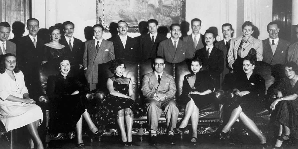 Fotografía histórica de los miembros fundadores de la Asociación Psicoanalítica Chilena (APCh)